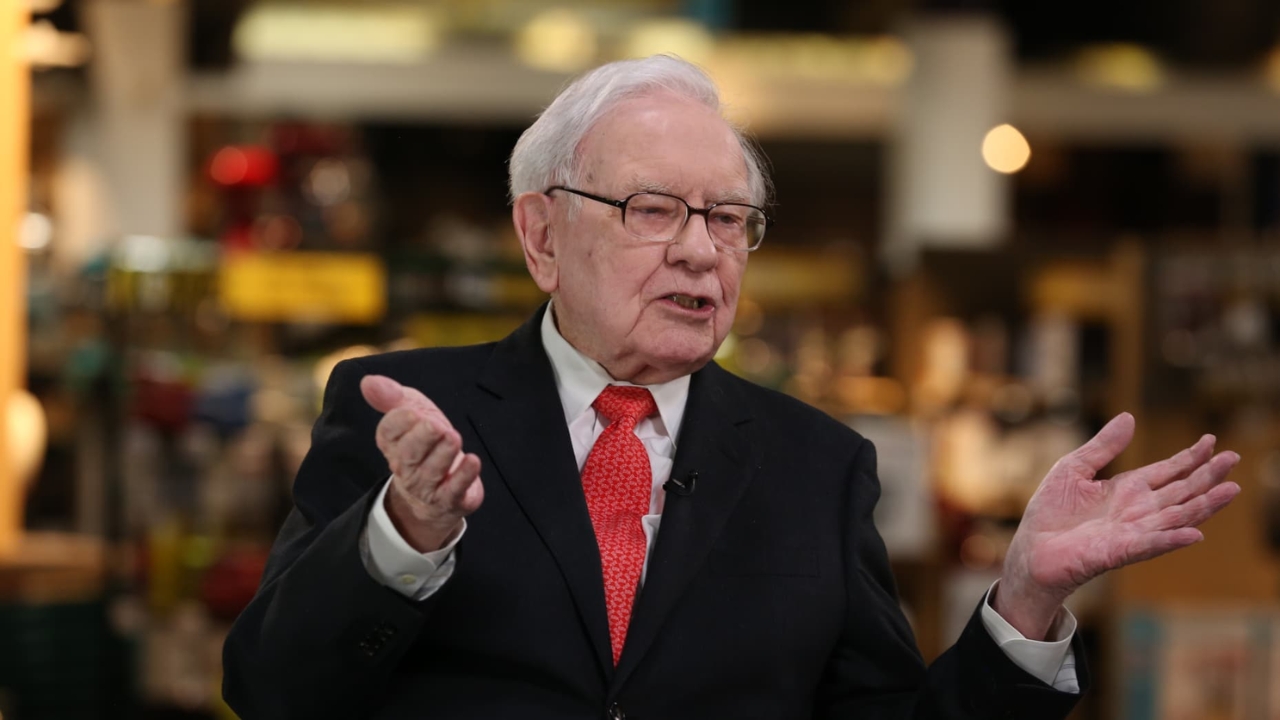 Berkshire Hathaway's Cash Surges to $325 Billion as Warren Buffett Trims Apple and Bank of America Holdings